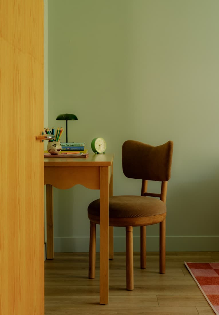 Welcoming therapist desk and reading area